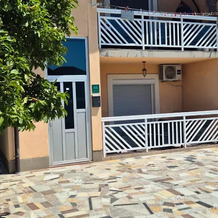 Apartman Apartman- *